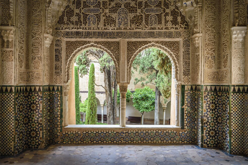 Innenansicht mit Doppelfenster und gekachelten Wänden, Alhambra-Palast, Granada, Andalusien, Spanien. - MINF06483