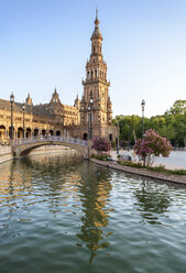 Plaza de Espana, ein Gebäudekomplex aus dem 20. Jahrhundert im Renaissance-Stil mit Art-déco-Aspekten rund um einen Pool, Wasser und Brücke. - MINF06485