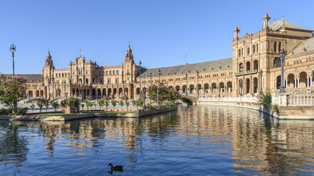Plaza de Espana, the renaissance revival buildings around a large lake in the centre of Sevilla. - MINF06490