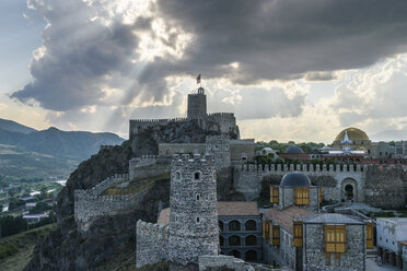 Die auf einem Hügel gelegene Zitadelle, die alte Festung, das Schloss und die Moschee in Akhaltsikhe in der Abenddämmerung unter Gewitterwolken. - MINF06491