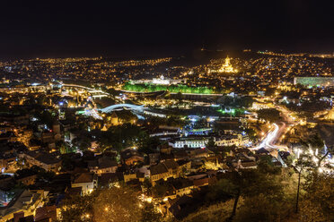Blick über die Stadt Tiflis, Georgien bei Nacht. - MINF06492