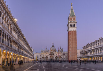Blick über den Markusplatz, Venedig, Italien, mit dem Campanile auf der rechten Seite. - MINF06495