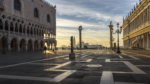 Blick über den Markusplatz, Venedig, Italien, bei Sonnenaufgang., lizenzfreies Stockfoto