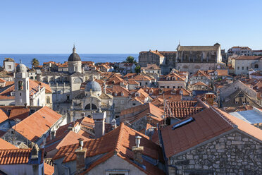 Blick über die Dächer der historischen Altstadt von Dubrovnik und Blick auf die Adria. - MINF06506