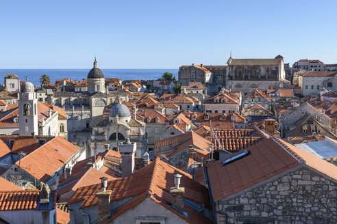 Blick über die Dächer der historischen Altstadt von Dubrovnik und Blick auf die Adria. - MINF06506