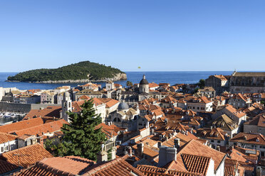Blick über die Dächer der historischen Altstadt von Dubrovnik und Blick auf die Adria. - MINF06507