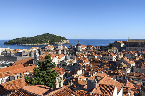 Blick über die Dächer der historischen Altstadt von Dubrovnik und Blick auf die Adria. - MINF06507