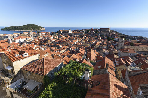 Blick über die Dächer der historischen Altstadt von Dubrovnik und Blick auf die Adria. - MINF06508