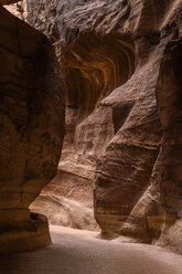 Pfad durch eine Felsformation in der Wüstenwildnis Wadi Rum im Süden Jordaniens. - MINF06509