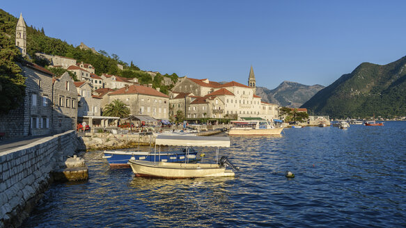 Blick auf Boote im Hafen und die Stadt Perast in der Bucht von Kotor, Montenegro. - MINF06511