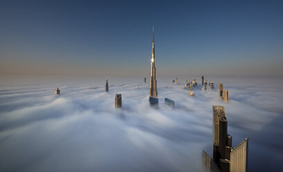Blick auf den Burj Khalifa und andere Wolkenkratzer über den Wolken in Dubai, Vereinigte Arabische Emirate. - MINF06512