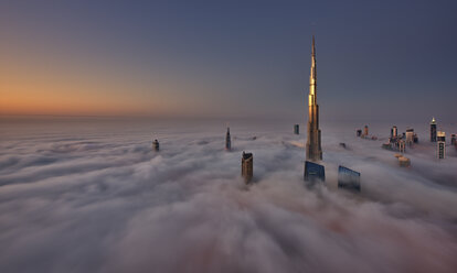 Blick auf den Burj Khalifa und andere Wolkenkratzer über den Wolken in Dubai, Vereinigte Arabische Emirate. - MINF06516