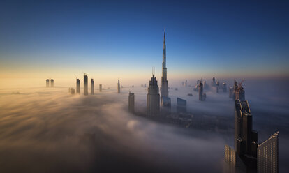 Blick auf den Burj Khalifa und andere Wolkenkratzer über den Wolken in Dubai, Vereinigte Arabische Emirate. - MINF06517