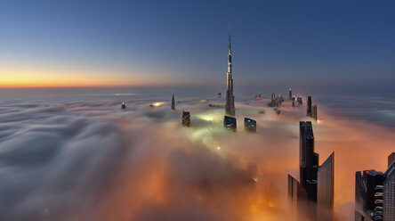Blick auf den Burj Khalifa und andere Wolkenkratzer über den Wolken in Dubai, Vereinigte Arabische Emirate. - MINF06518