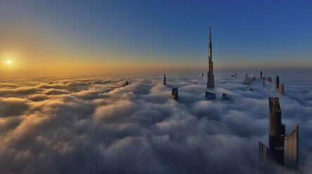 Blick auf den Burj Khalifa und andere Wolkenkratzer über den Wolken in Dubai, Vereinigte Arabische Emirate. - MINF06519
