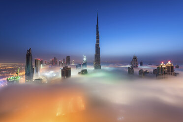 Blick auf den Burj Khalifa und andere Wolkenkratzer über den Wolken in Dubai, Vereinigte Arabische Emirate. - MINF06521