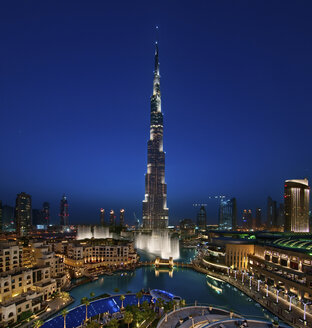 Blick auf den beleuchteten Burj Khalifa-Wolkenkratzer in der Abenddämmerung, Dubai, Vereinigte Arabische Emirate. - MINF06524