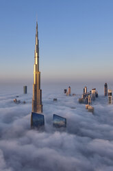 Blick auf den Burj Khalifa und andere Wolkenkratzer über den Wolken in Dubai, Vereinigte Arabische Emirate. - MINF06526
