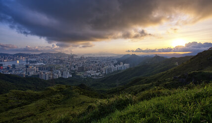 Blick über Kowloon mit der Stadt Hongkong unter einem bewölkten Himmel. - MINF06528