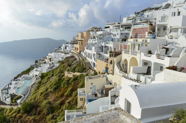 Blick auf traditionelle, weiß getünchte Gebäude auf der Insel Santorin, Griechenland. - MINF06530