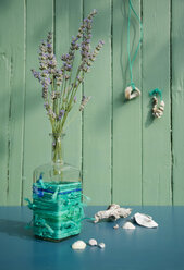 Lavendelblüten in upgecycelter Blumenvase - GISF00369