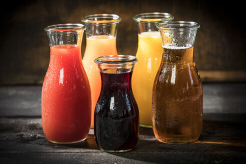 Glasflaschen mit verschiedenen Fruchtsäften - MAEF12684