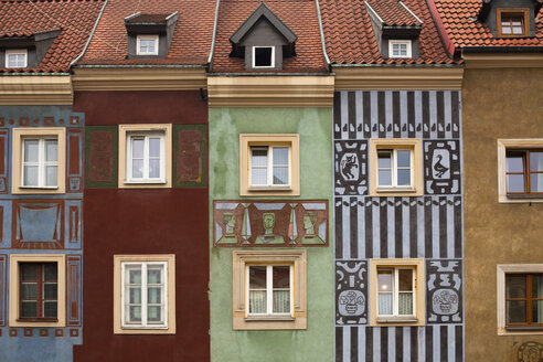 Poland, Poznan, row of colourful houses in the old town, partial view - FCF01430