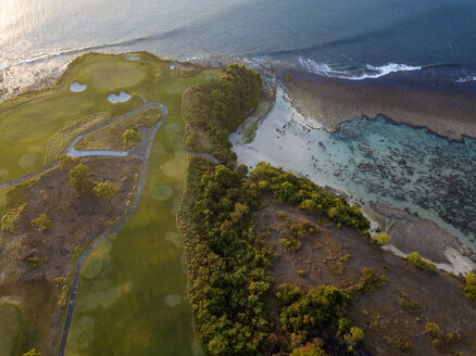 Indonesien, Bali, Luftaufnahme eines Golfplatzes mit Bunker und Grün an der Küste - KNTF01173