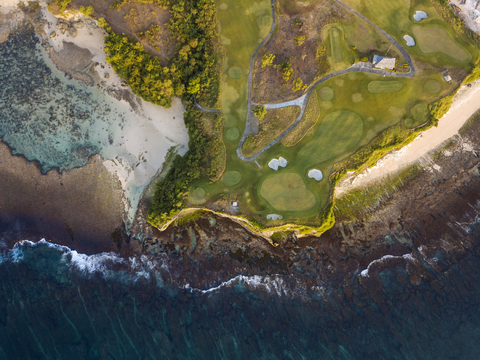 Indonesien, Bali, Luftaufnahme eines Golfplatzes mit Bunker und Grün an der Küste, lizenzfreies Stockfoto