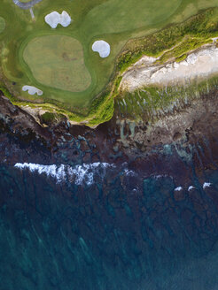 Indonesien, Bali, Luftaufnahme eines Golfplatzes mit Bunker und Grün an der Küste - KNTF01178