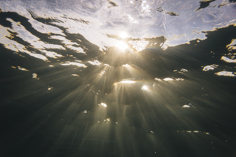 Malediven, Ozean, Unterwasseraufnahme, Sonnenlicht, lizenzfreies Stockfoto