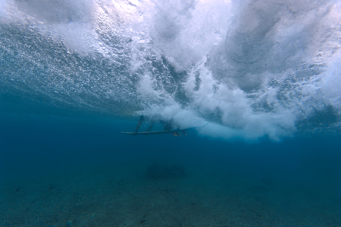 Malediven, Indischer Ozean, Surfer auf Surfbrett, Unterwasseraufnahme, lizenzfreies Stockfoto