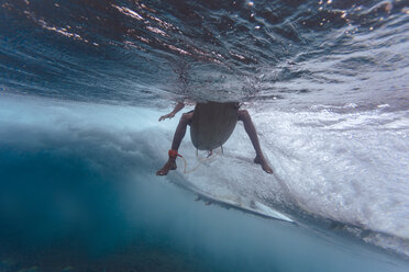 Maledives, Indian Ocean, surfer sitting on surfboard, underwater shot - KNTF01209