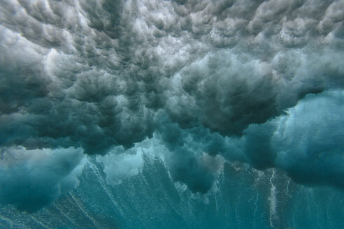 Maledives, Ocean, underwater shot, wave - KNTF01210