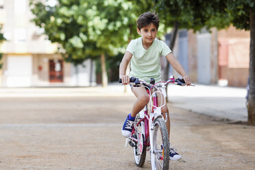 Porträt eines kleinen Mädchens beim Fahrradfahren - JSMF00394