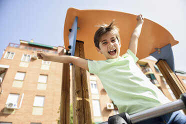 Porträt eines glücklichen kleinen Mädchens auf dem Spielplatz - JSMF00395