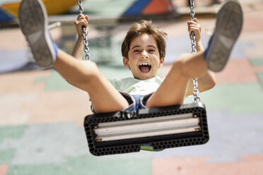 Porträt eines schreienden kleinen Mädchens, das Spaß auf einer Schaukel hat - JSMF00400