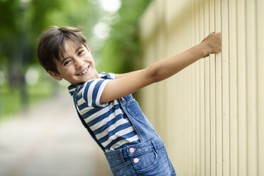 Porträt eines lächelnden kleinen Mädchens beim Spielen im Freien - JSMF00415