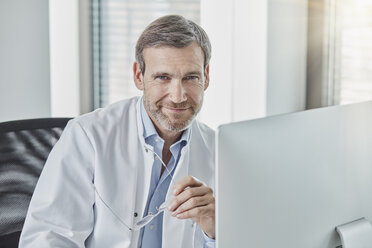 Doctor using computer - RORF01461