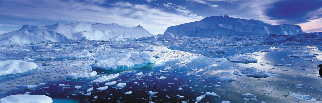 Landschaft mit Eisbergen und Eisschilden auf dem Meer. - MINF06539