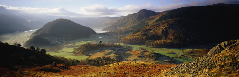 Panoramalandschaft mit Tal und Bergen. - MINF06541