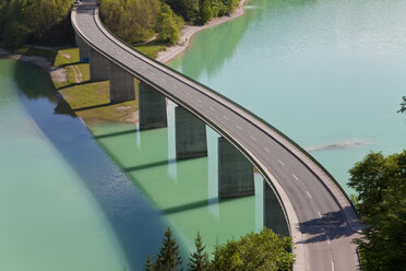 Blick von oben auf eine hohe Straßenbrücke über einen Damm - MINF06544