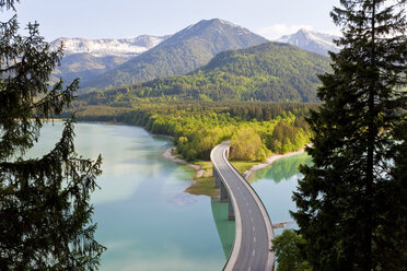 Berglandschaft mit Wäldern und Brücke über den Damm im Vordergrund. - MINF06545