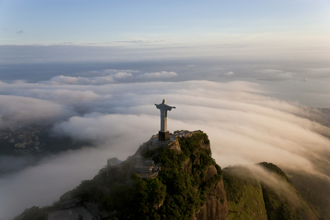 Blick von oben auf die kolossale Christus-Erlöser-Statue, umgeben von Wolken, Corcovado, Rio de Janeiro, Brasilien., lizenzfreies Stockfoto