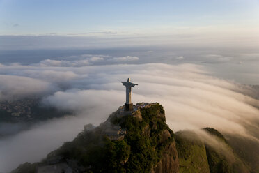 Blick von oben auf die kolossale Christus-Erlöser-Statue, umgeben von Wolken, Corcovado, Rio de Janeiro, Brasilien. - MINF06549
