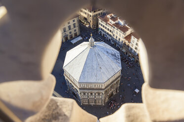 Blick von oben auf das Baptisterium auf der Piazza del Duomo, Florenz, Italien. - MINF06564