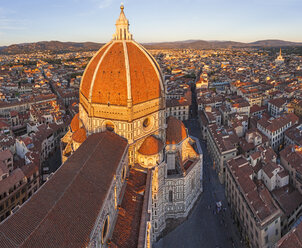 Hochformatige Ansicht des Doms Santa Maria del Fiore und der Skyline, Florenz, Italien. - MINF06565