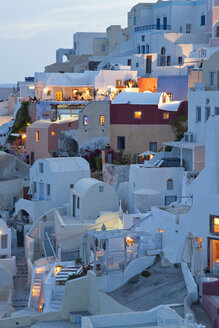 Blick von oben auf traditionelle weiß getünchte Häuser auf einer griechischen Insel in der Abenddämmerung. - MINF06575