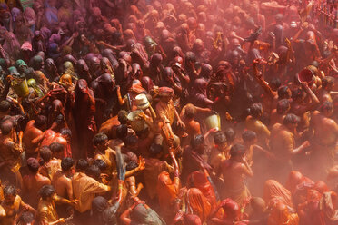 Hochformatige Ansicht von Menschenmassen, die sich beim Holi, einem hinduistischen Frühlingsfest, in Farbe hüllen. - MINF06579