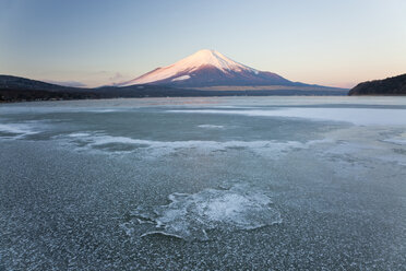 Eis auf dem Yamanaka-See mit dem schneebedeckten Berg Fuji im Hintergrund, Japan. - MINF06584